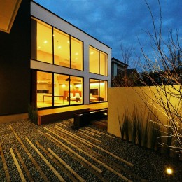 インナーガーデンとアウトサイドリビングのある家／東京都 (光が水盤に反射する夜の中庭)