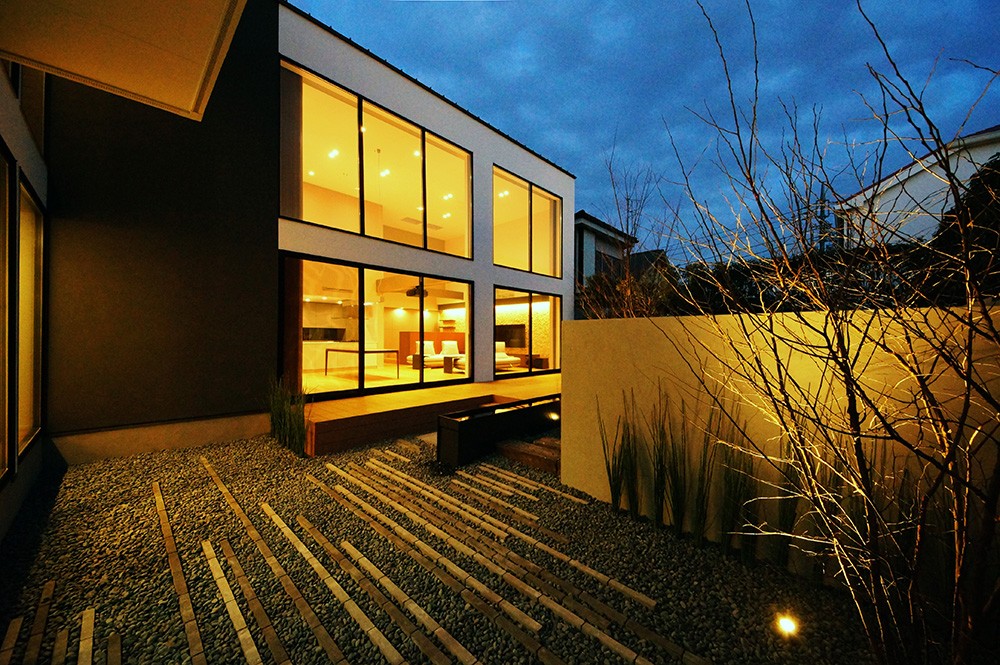 アウトドア事例：光が水盤に反射する夜の中庭（インナーガーデンとアウトサイドリビングのある家／東京都）