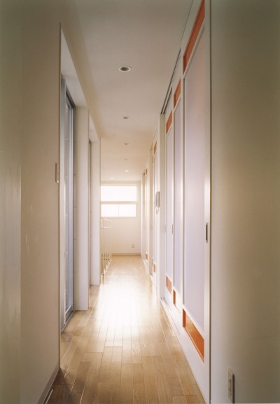 2階廊下 (－家の中央に光庭を－「10cm角柱の家 」)