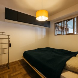 無骨さにレトロな雰囲気を織り交ぜたデザインリノベーション (寝室)