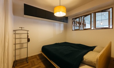 無骨さにレトロな雰囲気を織り交ぜたデザインリノベーション (寝室)
