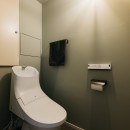 無骨さにレトロな雰囲気を織り交ぜたデザインリノベーションの写真 トイレ
