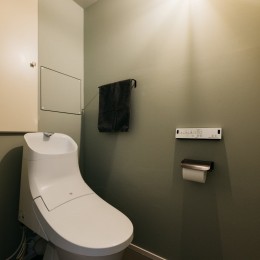 無骨さにレトロな雰囲気を織り交ぜたデザインリノベーション (トイレ)