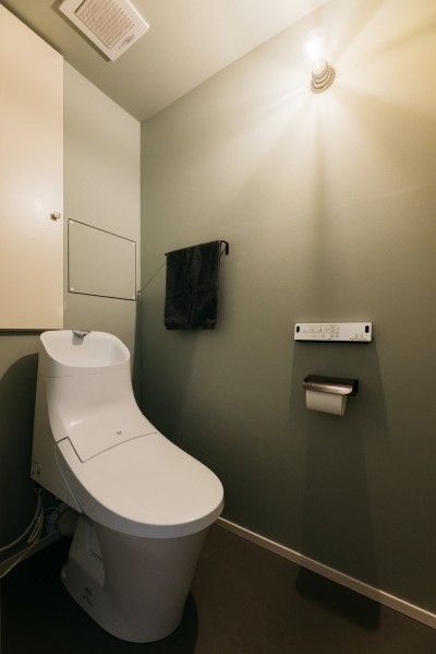 トイレ (無骨さにレトロな雰囲気を織り交ぜたデザインリノベーション)