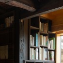 江戸時代の古民家リノベーションの写真 土間リビング　本棚