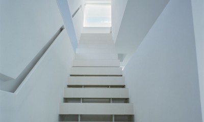 高松のガレージハウス　RC鉄筋コンクリートの白い家 (階段)