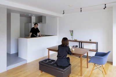ダイニングキッチン (左京区マンションリノベーション(コア型収納で職住を別ける家))