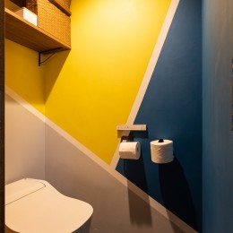 夫婦の夢をまるごと叶える テラスハウスという選択｜多摩センターのテラスハウスリノベーション (カラフルなトイレ)