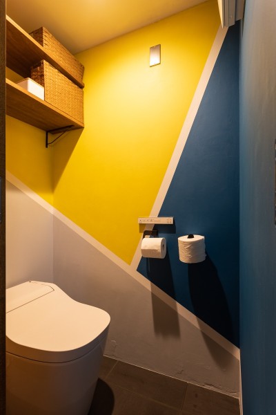 カラフルなトイレ (夫婦の夢をまるごと叶える テラスハウスという選択｜多摩センターのテラスハウスリノベーション)
