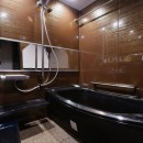 ふるさとを感じるセカンドハウス　～「非日常」と「実用」の融合 ～の写真 落ち着いた雰囲気の浴室