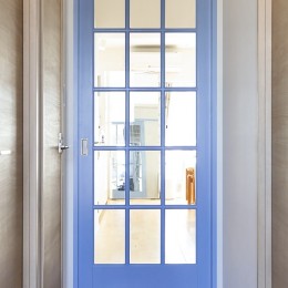 明るいブルーで塗装したオリジナルの扉 (愛猫と気ままな暮らし~造作キャットウォークと人の集まるキッチン)