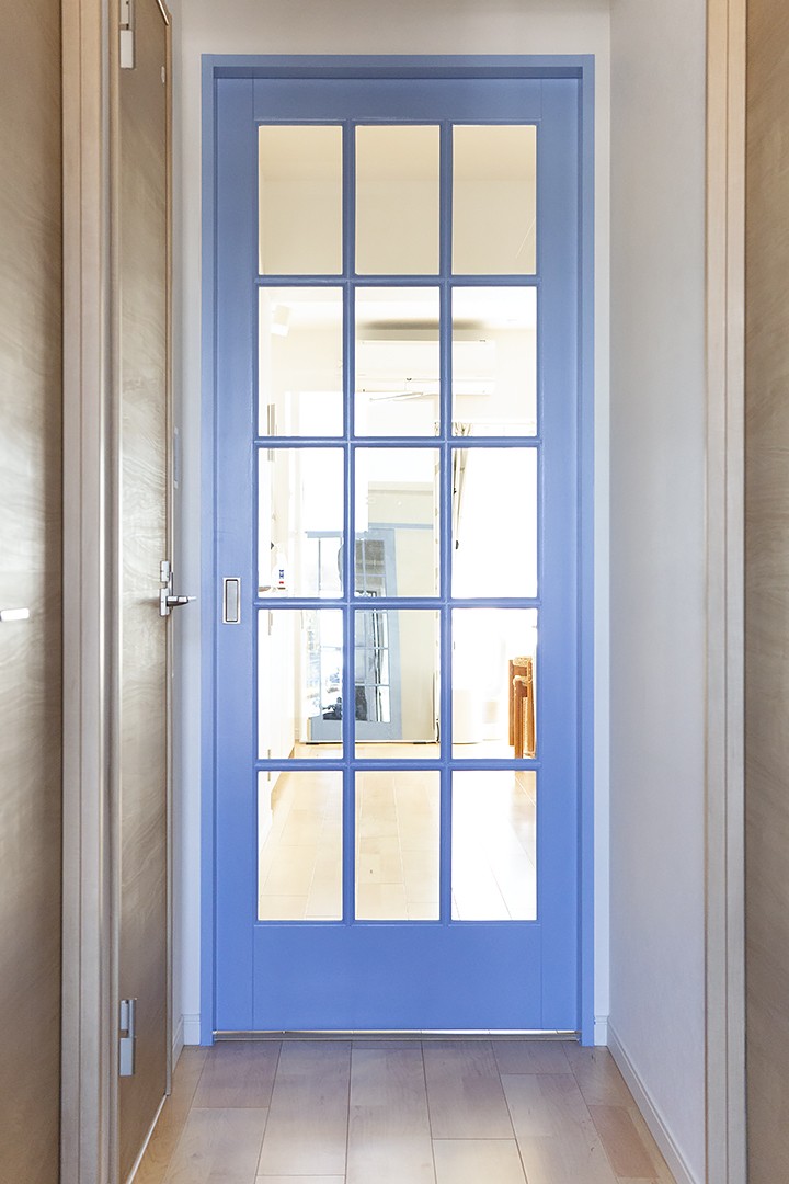 リビングダイニング事例：明るいブルーで塗装したオリジナルの扉（愛猫と気ままな暮らし~造作キャットウォークと人の集まるキッチン）