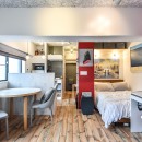 彩り豊かなひとり暮らしリノベの写真 ダイニングキッチンとベッドスペース