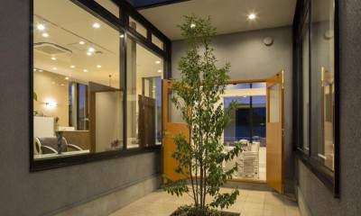 中庭｜Platform-R & Luncian ~2つの美容室と住宅~