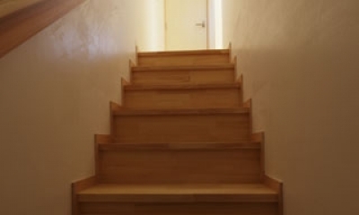 凸（でこ）の家 (階段)