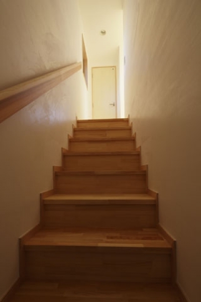 階段 (凸（でこ）の家)
