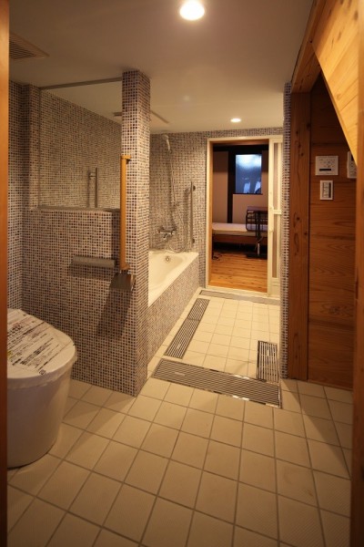 個室群増築部のバストイレ (世田谷のコッテイジ、趣味のガーデニングの小さな住まいから多世代住宅へのリノベーション)