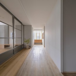 KAI house 〜 時をつなぐ住まい 〜 2世帯住宅リノベーション (玄関からホールを見る)