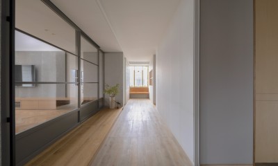 KAI house 〜 時をつなぐ住まい 〜 2世帯住宅へリノベーション (玄関からホールを見る)