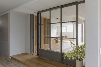 ホールからダイニングキッチンを見る (KAI house 〜 時をつなぐ住まい 〜 2世帯住宅へリノベーション)