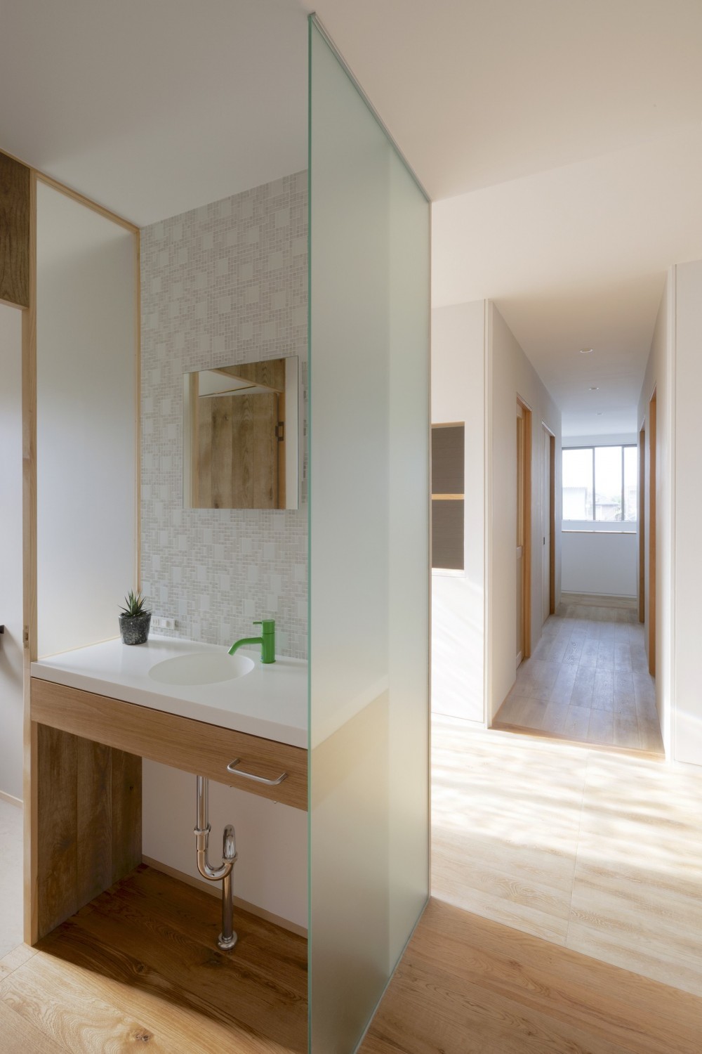 KAI house 〜 時をつなぐ住まい 〜 2世帯住宅へリノベーション (廊下に面した手洗いコーナー)