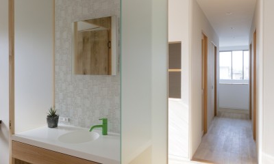 KAI house 〜 時をつなぐ住まい 〜 2世帯住宅へリノベーション (廊下に面した手洗いコーナー)