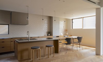 KAI house 〜 時をつなぐ住まい 〜 2世帯住宅へリノベーション (ダイニングキッチン)