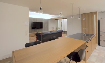 KAI house 〜 時をつなぐ住まい 〜 2世帯住宅へリノベーション (ダイニングキッチンからリビングを見る)