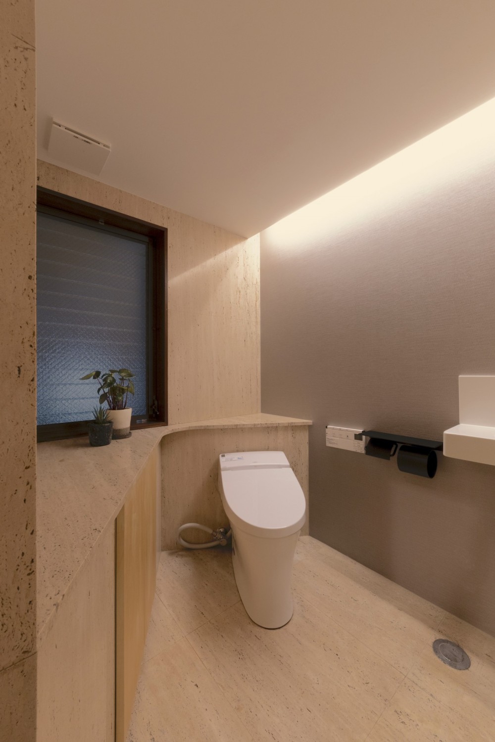 KAI house 〜 時をつなぐ住まい 〜 2世帯住宅へリノベーション (既存の仕上げ材を活かしたトイレ)