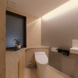 KAI house 〜 時をつなぐ住まい 〜 2世帯住宅リノベーション (既存の仕上げ材を活かしたトイレ)
