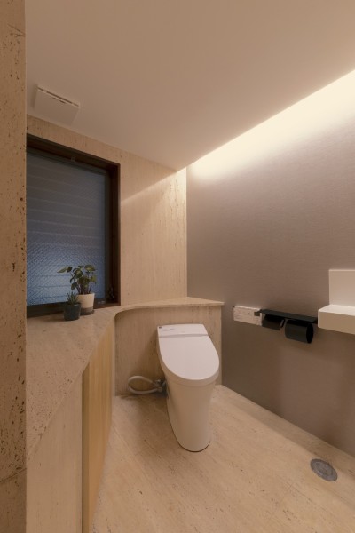 既存の仕上げ材を活かしたトイレ (KAI house 〜 時をつなぐ住まい 〜 2世帯住宅へリノベーション)