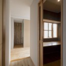 KAI house 〜 時をつなぐ住まい 〜 2世帯住宅へリノベーションの写真 書斎、ホールを見る