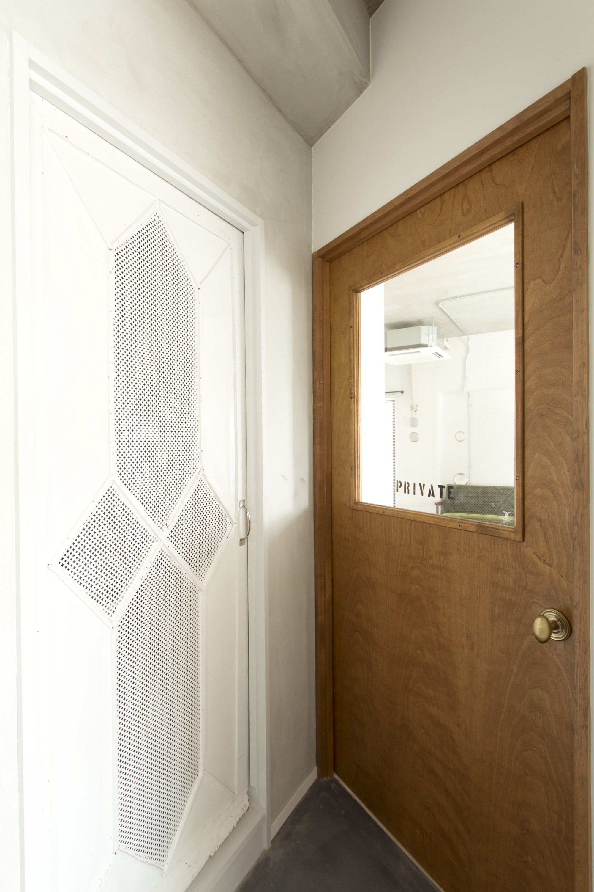 リビングダイニング事例：洗面室のドア・リビングのドア（キレイ目インダストリアル）
