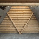 羽生の車庫　／　三角の芯と辺縁の写真 天井