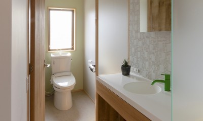 KAI house 〜 時をつなぐ住まい 〜 2世帯住宅へリノベーション (トイレ)