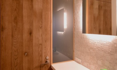 KAI house 〜 時をつなぐ住まい 〜 2世帯住宅へリノベーション (手洗いコーナー)
