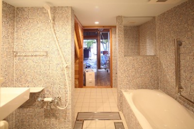 １階個室からバスルームを通して外の中庭、道路を眺める (世田谷のコッテイジ、趣味のガーデニングの小さな住まいから多世代住宅へのリノベーション)