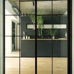 BLACK & GREEN-LDK入口–黒格子のガラス扉