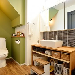 脱衣所・洗面・トイレを一体化することで、 広く明るい気持ちのいい空間に (家族も猫ちゃんも居場所がある家)