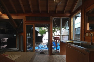 個室からバスルームを通して見た中庭の景色 (世田谷のコッテイジ、趣味のガーデニングの小さな住まいから多世代住宅へのリノベーション)