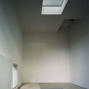 光のヴォイドのある家の写真 和室