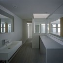 光のヴォイドのある家の写真 洗面室