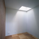 光のヴォイドのある家の写真 個室