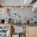 白い円柱が佇む、「魅せる」をとことん楽しむ家の写真 キッチン