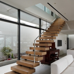 「S Residence」斜面地に建つ開放的な邸宅 (階段)