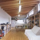 アンティーク雑貨のある家– ガルバリウム鋼板とシンプルプランで実現したローコスト住宅 –の写真 リビングダイニング