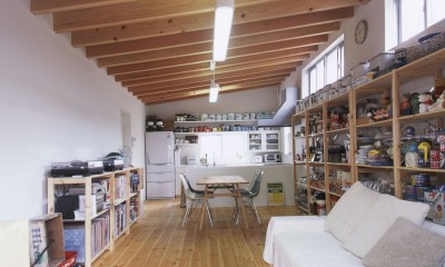 アンティーク雑貨のある家– ガルバリウム鋼板とシンプルプランで実現したローコスト住宅 – (リビングダイニング)