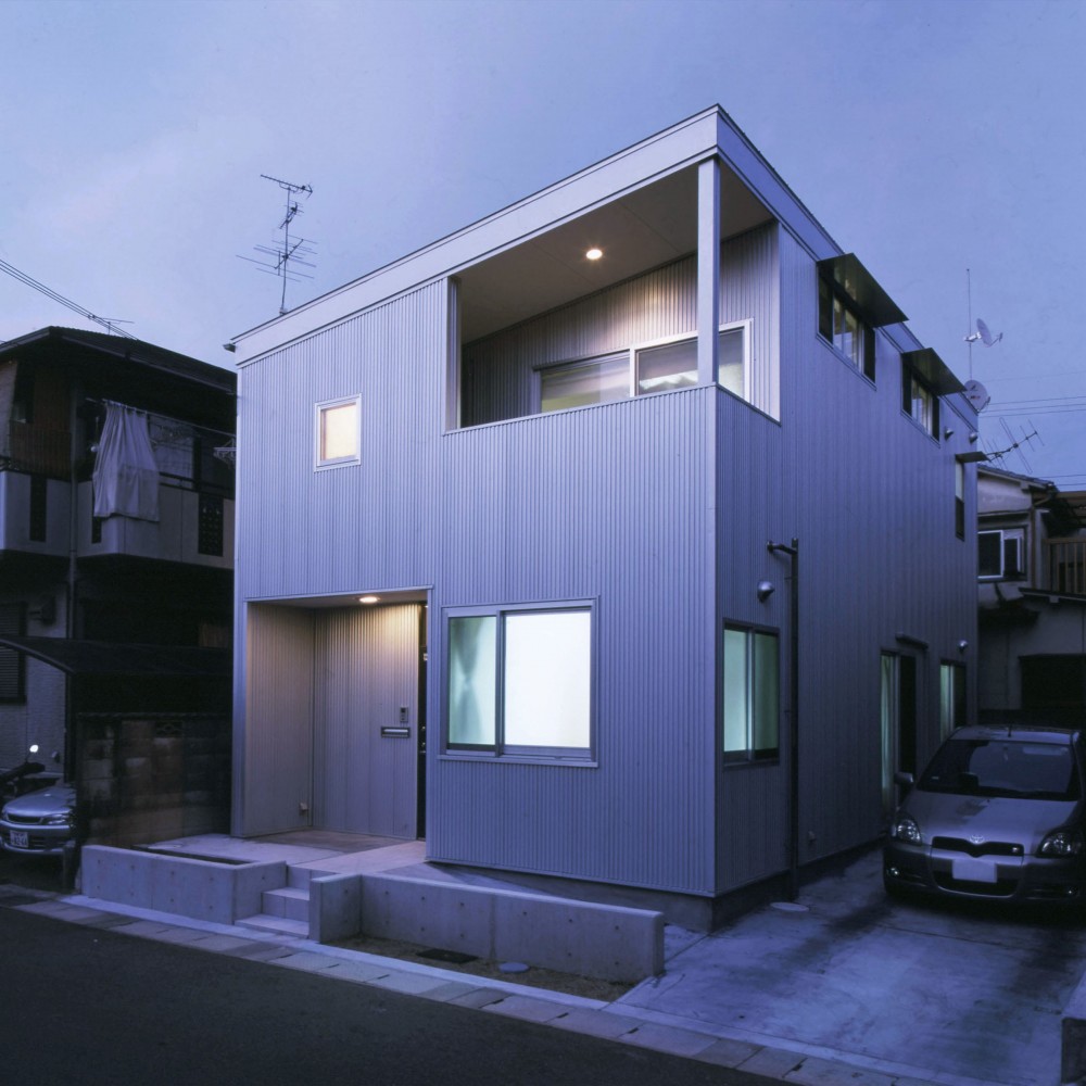 アンティーク雑貨のある家– ガルバリウム鋼板とシンプルプランで実現したローコスト住宅 – (外観)
