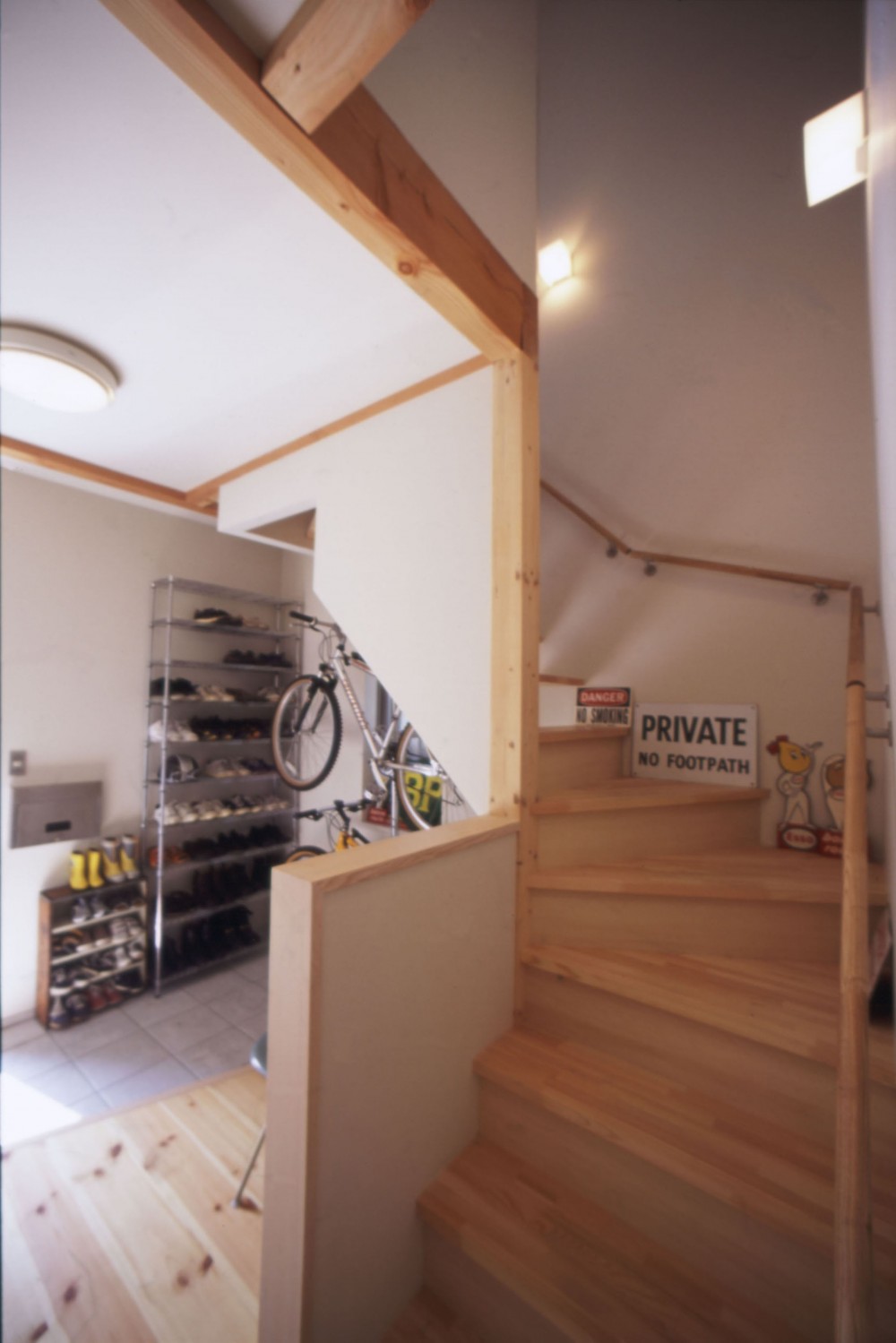 アンティーク雑貨のある家– ガルバリウム鋼板とシンプルプランで実現したローコスト住宅 – (階段)