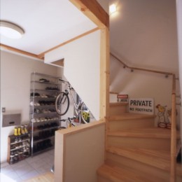 階段 (アンティーク雑貨のある家– ガルバリウム鋼板とシンプルプランで実現したローコスト住宅 –)